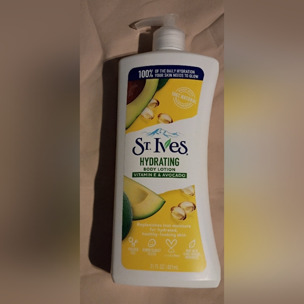Hydrating Body Lotion with Vitamin E & Avocado - White